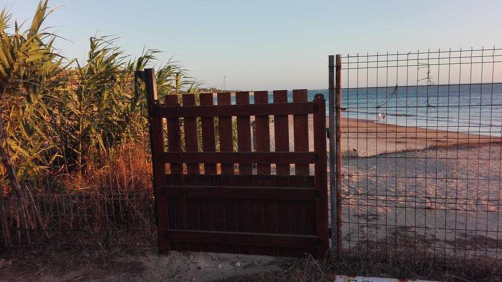 En Finca Las Dunas Dos Chalets Con Jacuzzis En Primera Linea De Playa , Uno De 4 Dormitorios Y Otro De 2 Dormitorios, Llama Al Seiscientos Veintisiete Cuatrocientos Diecisiete Trescientos Noventa Y Ocho Rota Luaran gambar